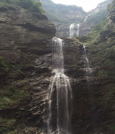 庐山地质构造运动及流水侵蚀作用形成的三叠泉