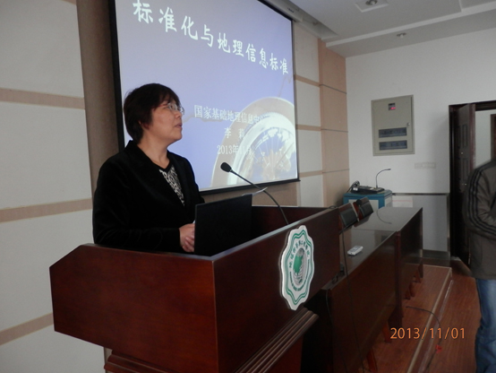 葛莹教授主持报告会