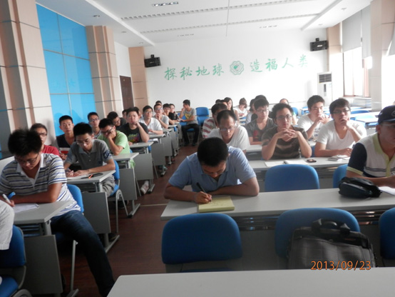 同学们在听报告